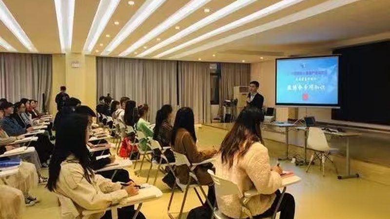 广州市教育考试院报考电话：020-12320