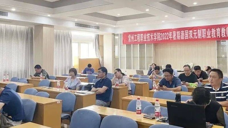 管理培训PPT模板：如何挑选合适的工具助力职场提升